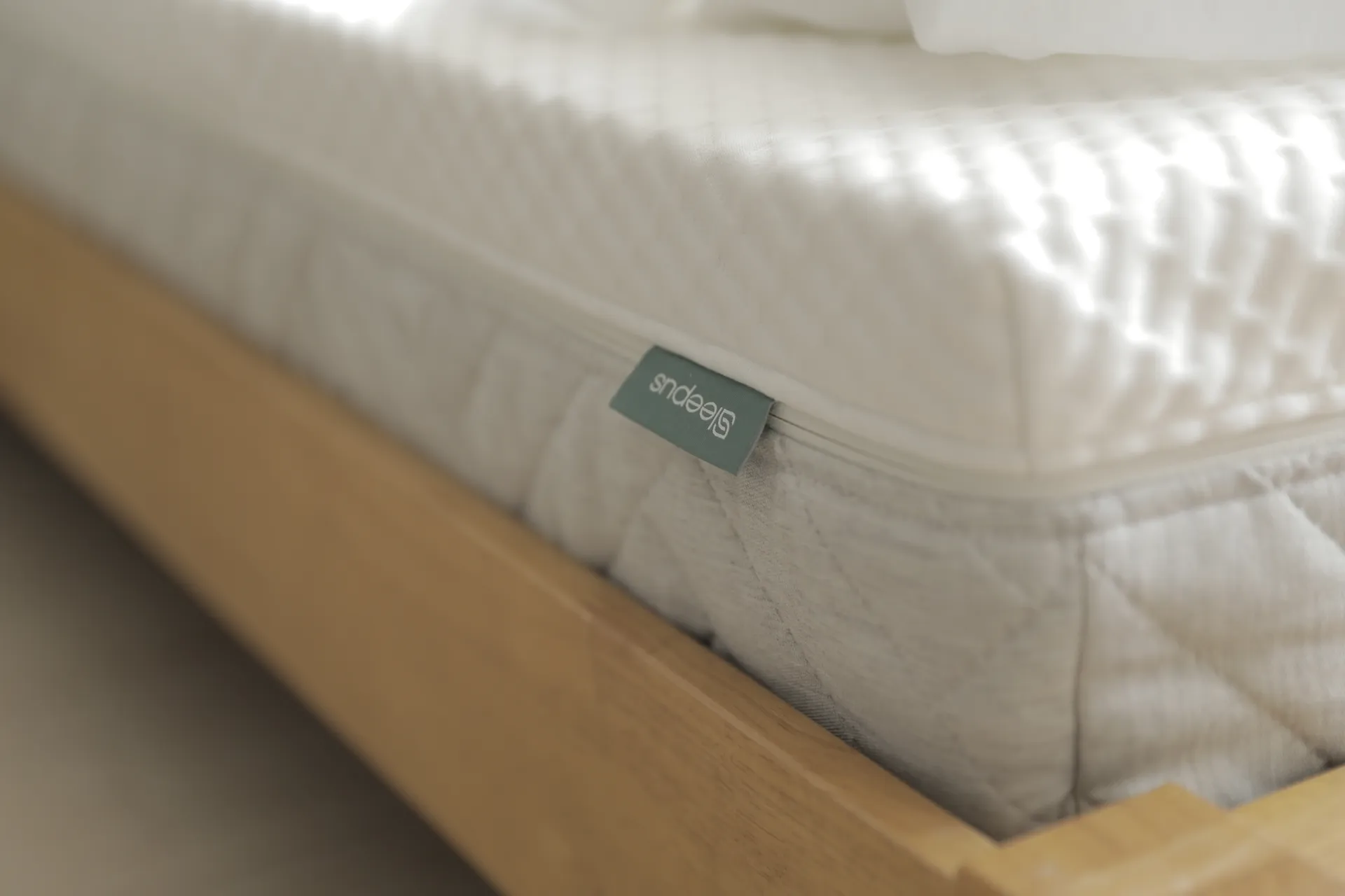 Sleepus 통몰드 매트리스 클로즈업 — 이음새 없는 단일 구조