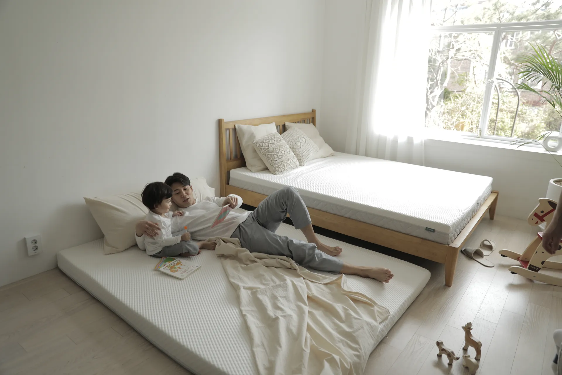 아이와 함께하는 Sleepus — 바닥 매트리스(9cm)와 침대 매트리스(16cm)
