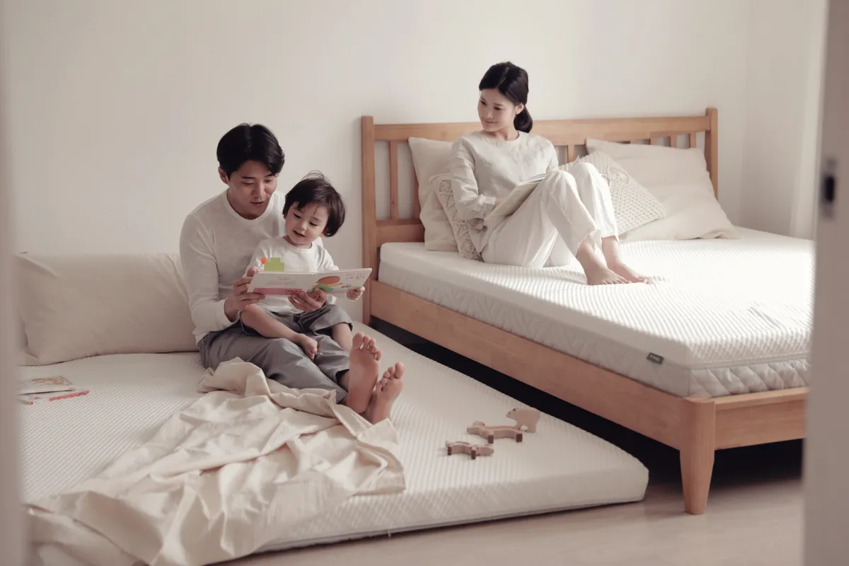 슬립어스 매트리스 위의 가족